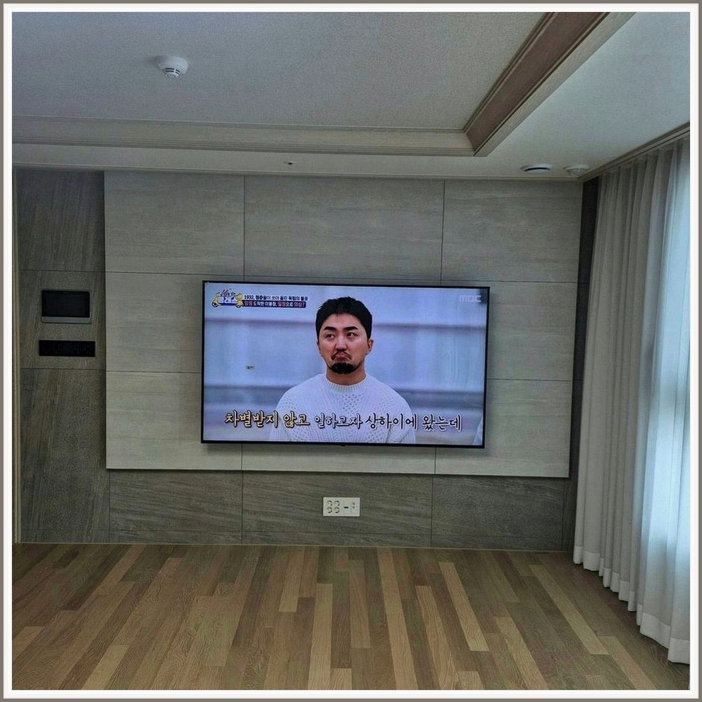 구로 구로구 기준으로 최종 높이와 좌우 균형을 확인한 뒤 촬영한 사진입니다. 케이블이 보이는 양을 줄이고 거실장 간섭을 피하도록 정리했으며, 현장 상담 상담 내용도 반영해 생활 동선이 답답하지 않게 마감했습니다.