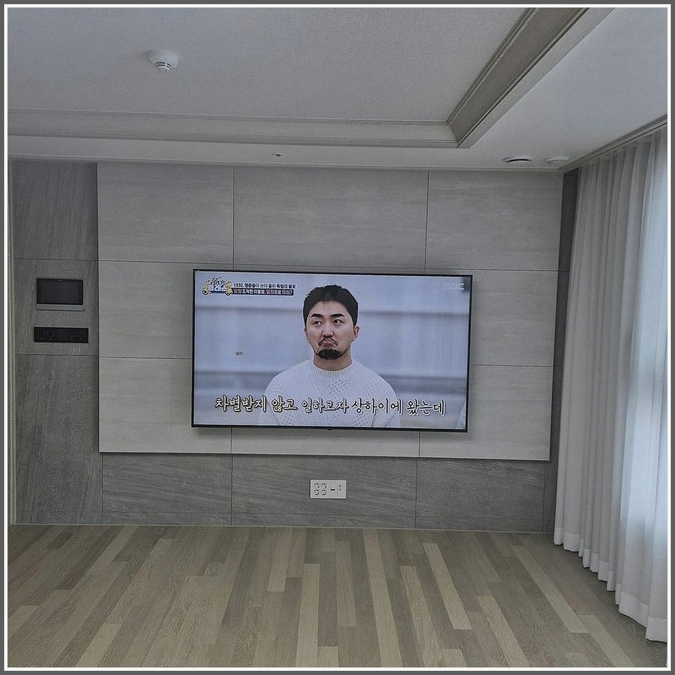 금천 금천구 현장에서 소파시청 눈높이을 기준으로 첫 위치를 잡은 사진입니다. 스탠드 자리와 소파 방향을 비교해 벽걸이TV 중심선을 표시하고, 동작 동작구에서 자주 문의하는 셋톱박스·공유기 정리 위치까지 함께 검토했습니다.