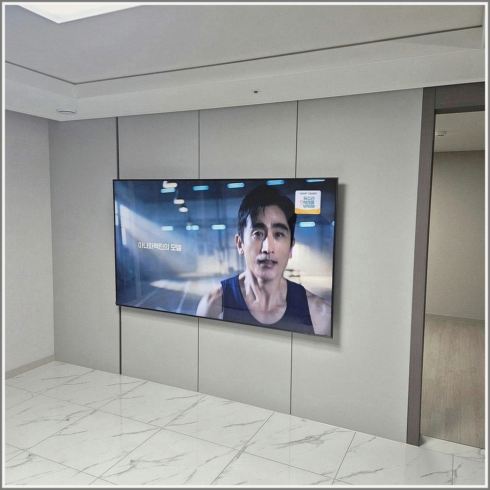 송파 송파구 기준으로 최종 높이와 좌우 균형을 확인한 뒤 촬영한 사진입니다. 케이블이 보이는 양을 줄이고 거실장 간섭을 피하도록 정리했으며, 전셋집 상담 내용도 반영해 생활 동선이 답답하지 않게 마감했습니다.