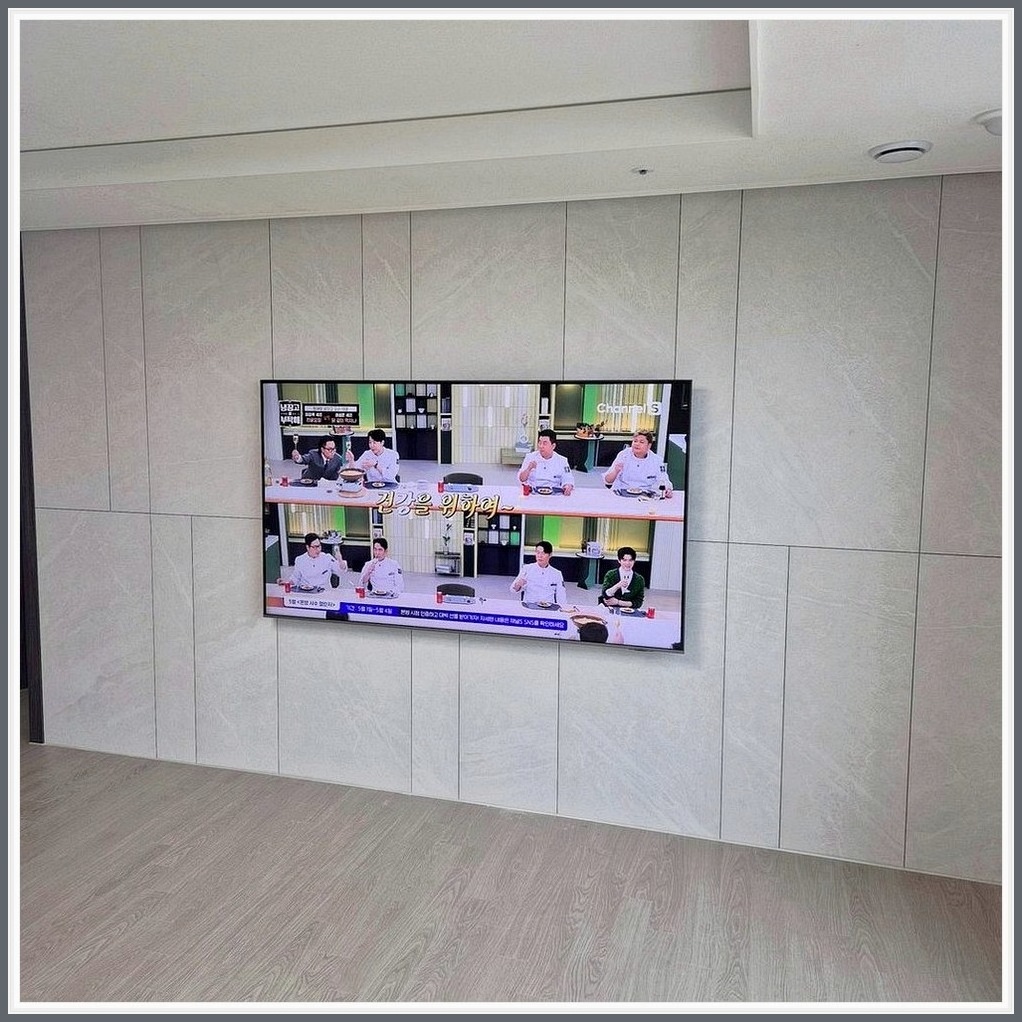 권선 권선구 기준으로 최종 높이와 좌우 균형을 확인한 뒤 촬영한 사진입니다. 케이블이 보이는 양을 줄이고 거실장 간섭을 피하도록 정리했으며, 방문 예약 상담 내용도 반영해 생활 동선이 답답하지 않게 마감했습니다.