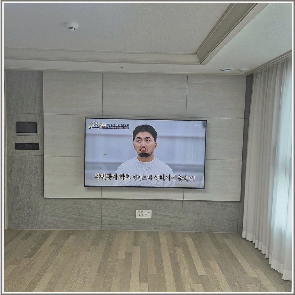 의왕 의왕시 기준으로 최종 높이와 좌우 균형을 확인한 뒤 촬영한 사진입니다. 케이블이 보이는 양을 줄이고 거실장 간섭을 피하도록 정리했으며, 현장 상담 상담 내용도 반영해 생활 동선이 답답하지 않게 마감했습니다.
