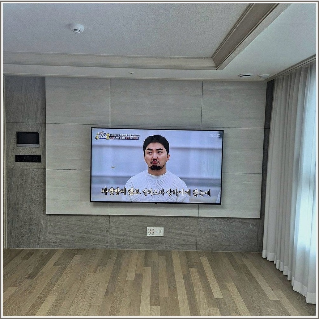 평택 평택시 현장에서 리모컨 수신을 기준으로 첫 위치를 잡은 사진입니다. 스탠드 자리와 소파 방향을 비교해 벽걸이TV 중심선을 표시하고, 안성 안성시에서 자주 문의하는 셋톱박스·공유기 정리 위치까지 함께 검토했습니다.