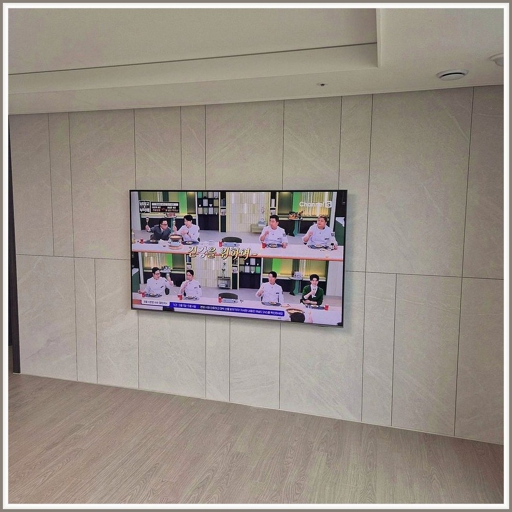 수정 수정구 현장에서 인터넷기기 숨기는을 기준으로 첫 위치를 잡은 사진입니다. 스탠드 자리와 소파 방향을 비교해 벽걸이TV 중심선을 표시하고, 중원 중원구에서 자주 문의하는 셋톱박스·공유기 정리 위치까지 함께 검토했습니다.