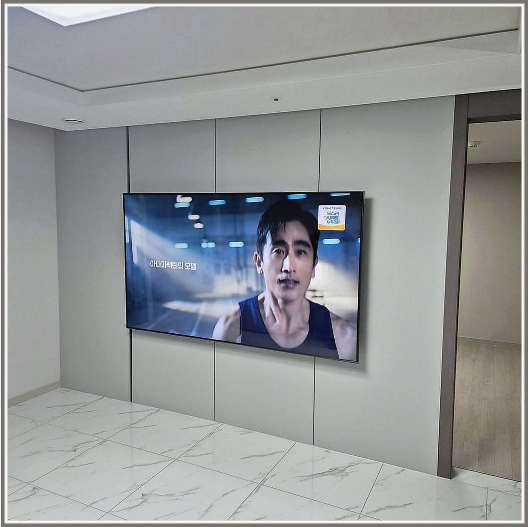 경기도광주 경기도광주시 기준으로 최종 높이와 좌우 균형을 확인한 뒤 촬영한 사진입니다. 케이블이 보이는 양을 줄이고 거실장 간섭을 피하도록 정리했으며, 인터넷기기 숨기는 상담 내용도 반영해 생활 동선이 답답하지 않게 마감했습니다.