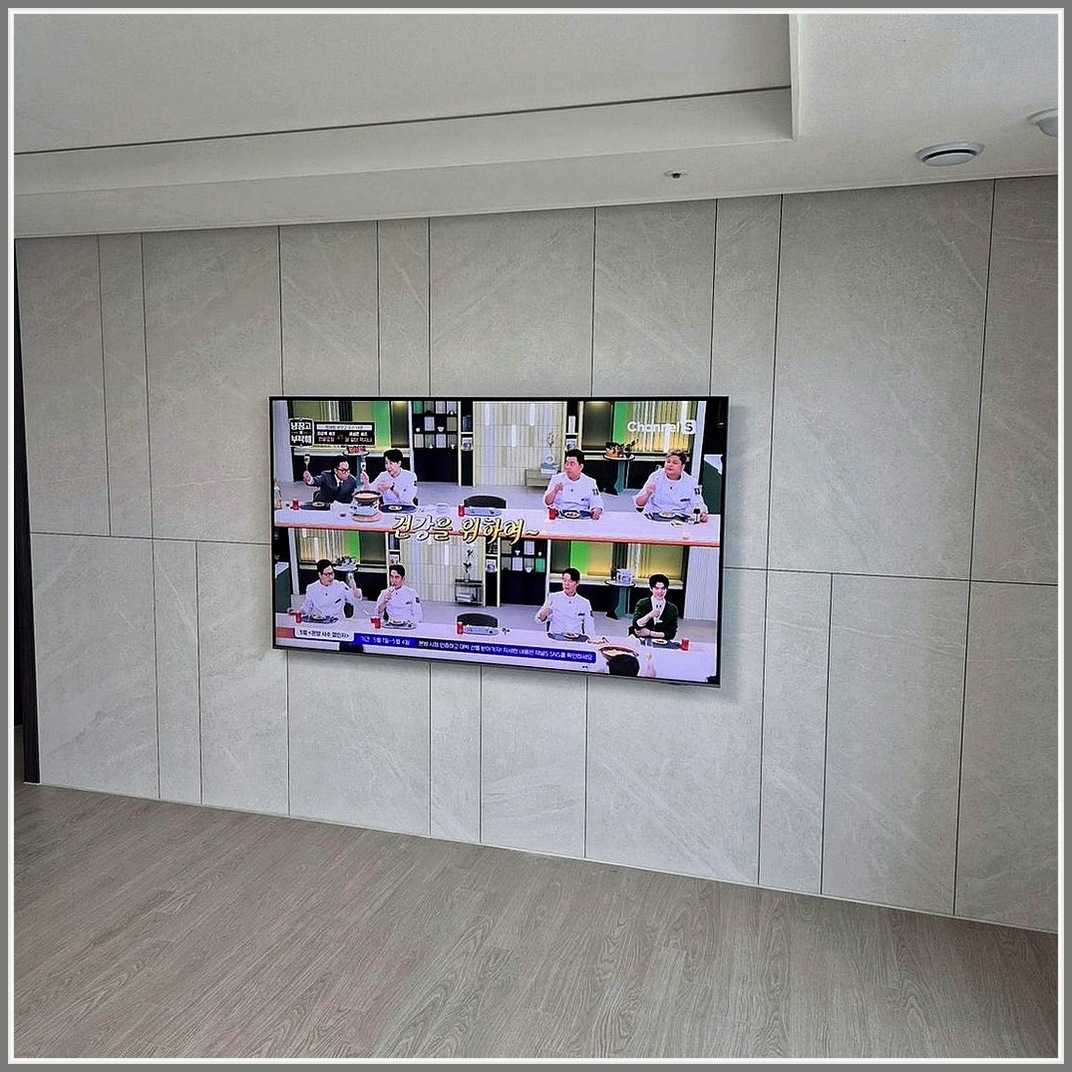 고양 고양시 기준으로 최종 높이와 좌우 균형을 확인한 뒤 촬영한 사진입니다. 케이블이 보이는 양을 줄이고 거실장 간섭을 피하도록 정리했으며, 방문 예약 상담 내용도 반영해 생활 동선이 답답하지 않게 마감했습니다.
