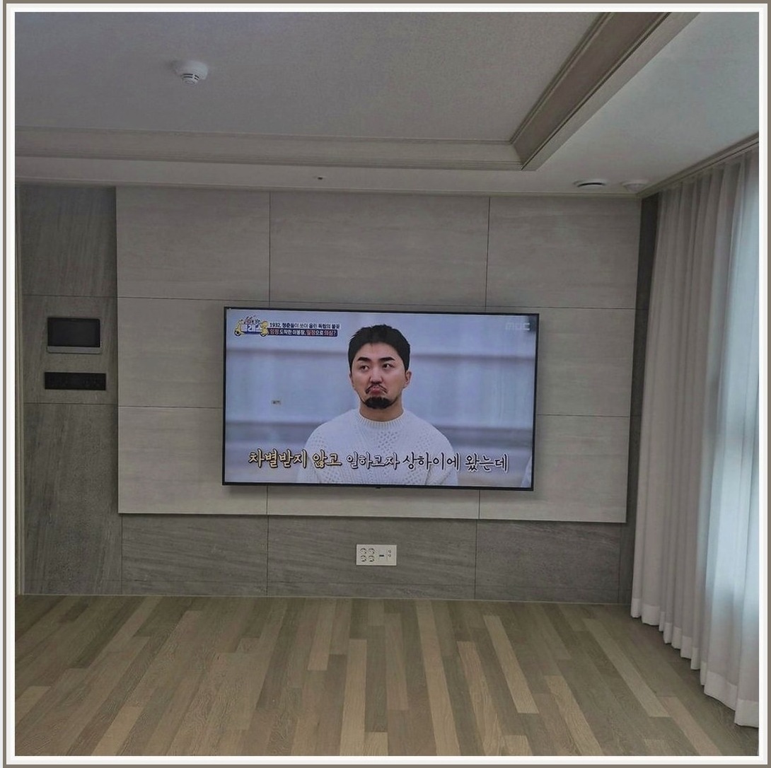 단원 단원구 기준으로 최종 높이와 좌우 균형을 확인한 뒤 촬영한 사진입니다. 케이블이 보이는 양을 줄이고 거실장 간섭을 피하도록 정리했으며, 스탠드 제거하고 상담 내용도 반영해 생활 동선이 답답하지 않게 마감했습니다.