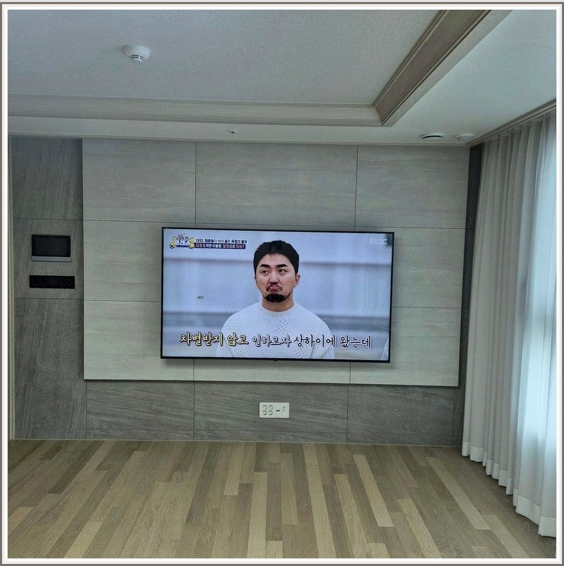 덕양 덕양구 현장에서 거실 시청거리 맞춘을 기준으로 첫 위치를 잡은 사진입니다. 스탠드 자리와 소파 방향을 비교해 벽걸이TV 중심선을 표시하고, 일산동 일산동구에서 자주 문의하는 셋톱박스·공유기 정리 위치까지 함께 검토했습니다.