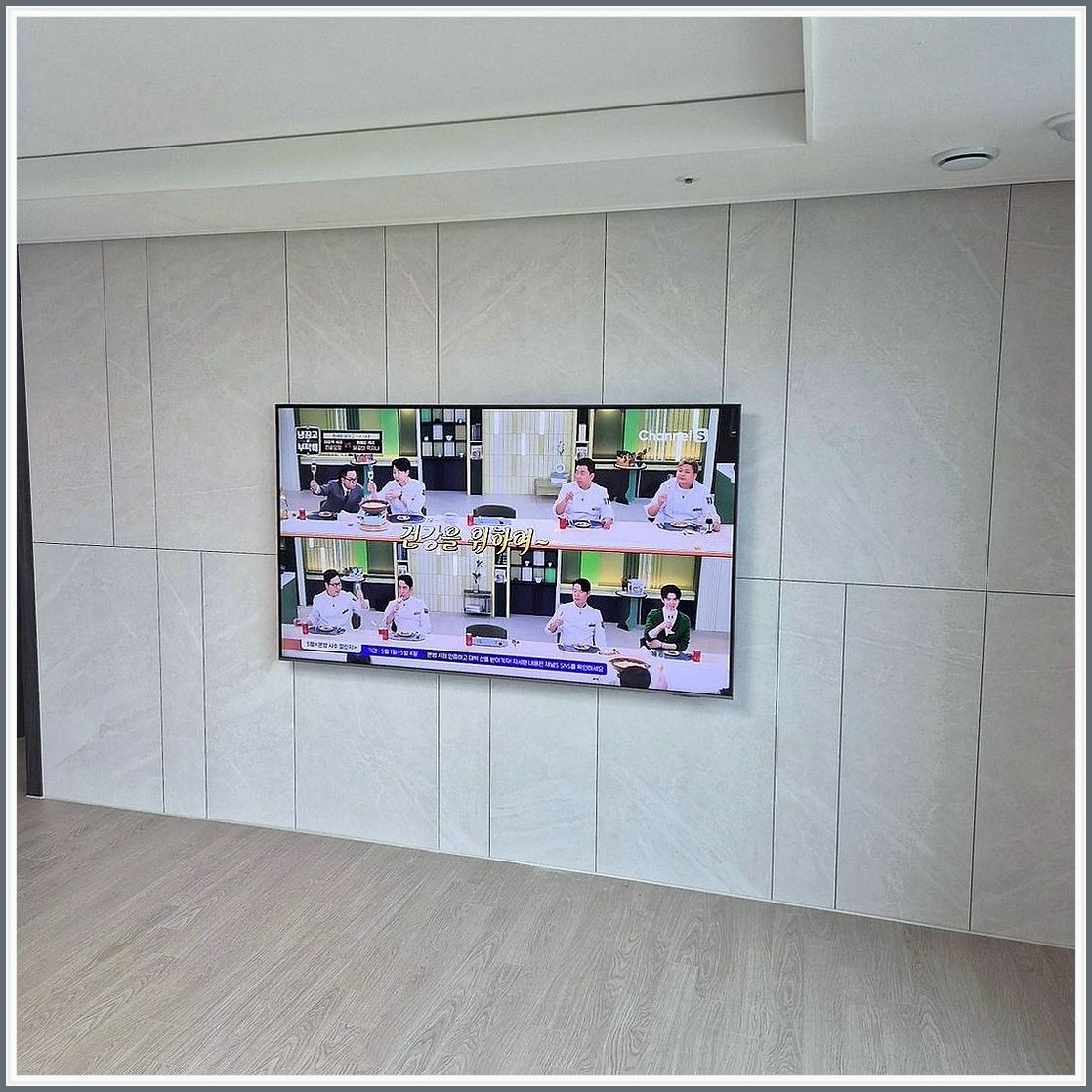 파주 파주시 현장에서 로봇청소기 공간 살리는을 기준으로 첫 위치를 잡은 사진입니다. 스탠드 자리와 소파 방향을 비교해 벽걸이TV 중심선을 표시하고, 의정부 의정부시에서 자주 문의하는 셋톱박스·공유기 정리 위치까지 함께 검토했습니다.