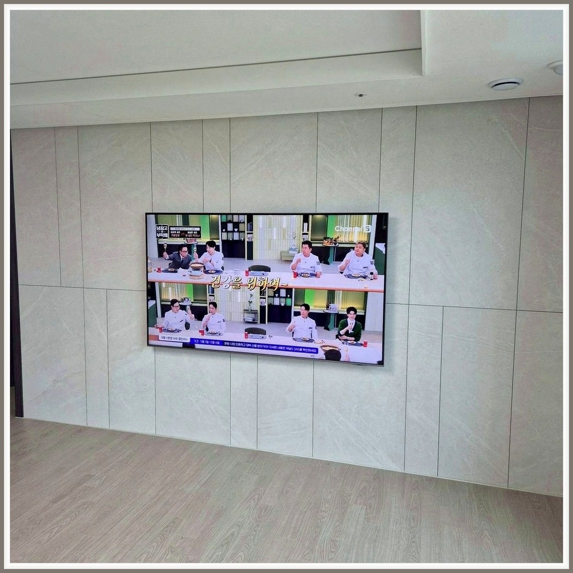 연수 연수구 기준으로 최종 높이와 좌우 균형을 확인한 뒤 촬영한 사진입니다. 케이블이 보이는 양을 줄이고 거실장 간섭을 피하도록 정리했으며, 방문 예약 상담 내용도 반영해 생활 동선이 답답하지 않게 마감했습니다.