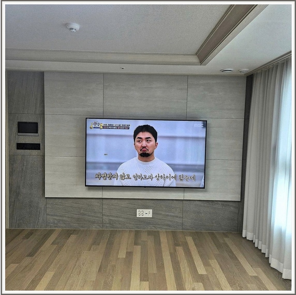 계양 계양구 기준으로 최종 높이와 좌우 균형을 확인한 뒤 촬영한 사진입니다. 케이블이 보이는 양을 줄이고 거실장 간섭을 피하도록 정리했으며, 기존TV장 정리후 상담 내용도 반영해 생활 동선이 답답하지 않게 마감했습니다.